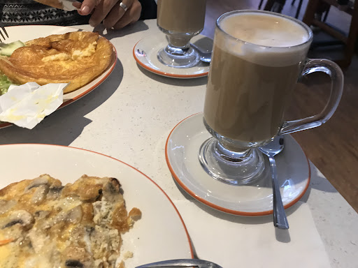 Photo of Poppins East Grinstead - 1-2 Queens Walk, East Grinstead RH19 4DW